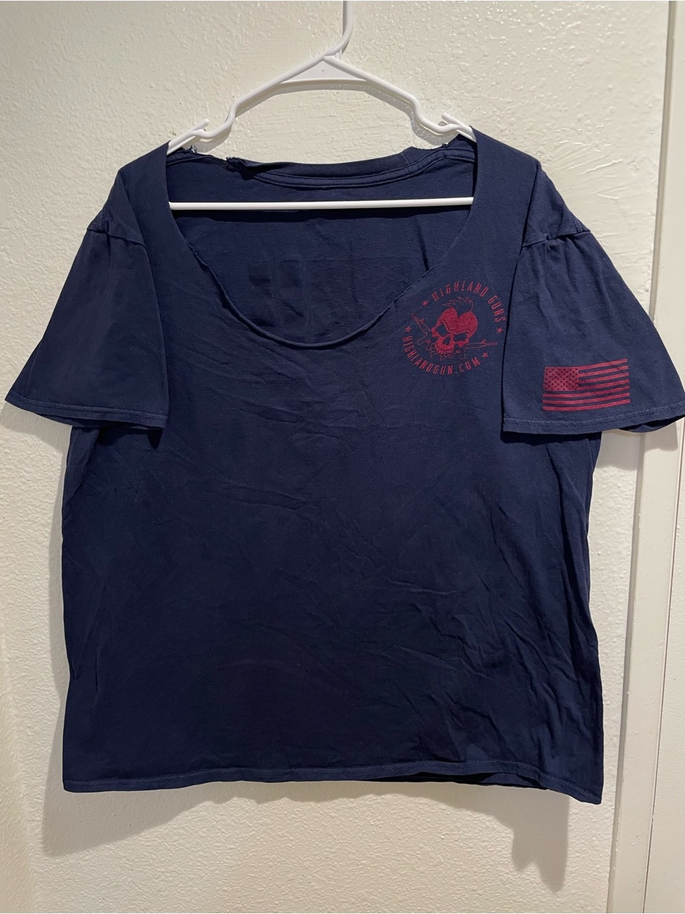 Highland Guns Women's 2XL Graphic Tee Navy Blue Red Flag Back Print Raw Cut